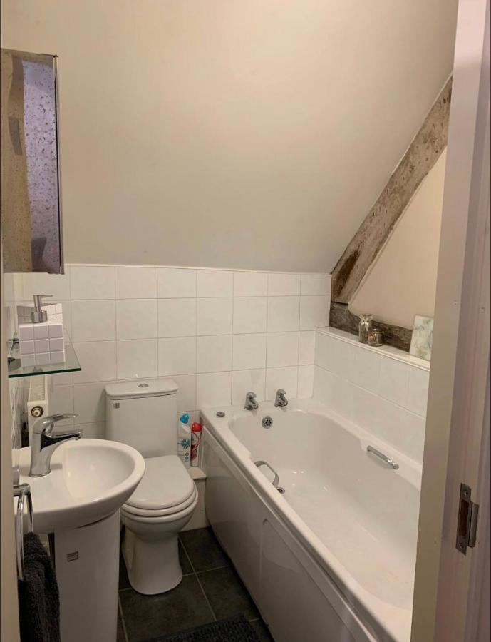 Studio Double. Own Bathroom, Shared Kitchen Беудли Экстерьер фото